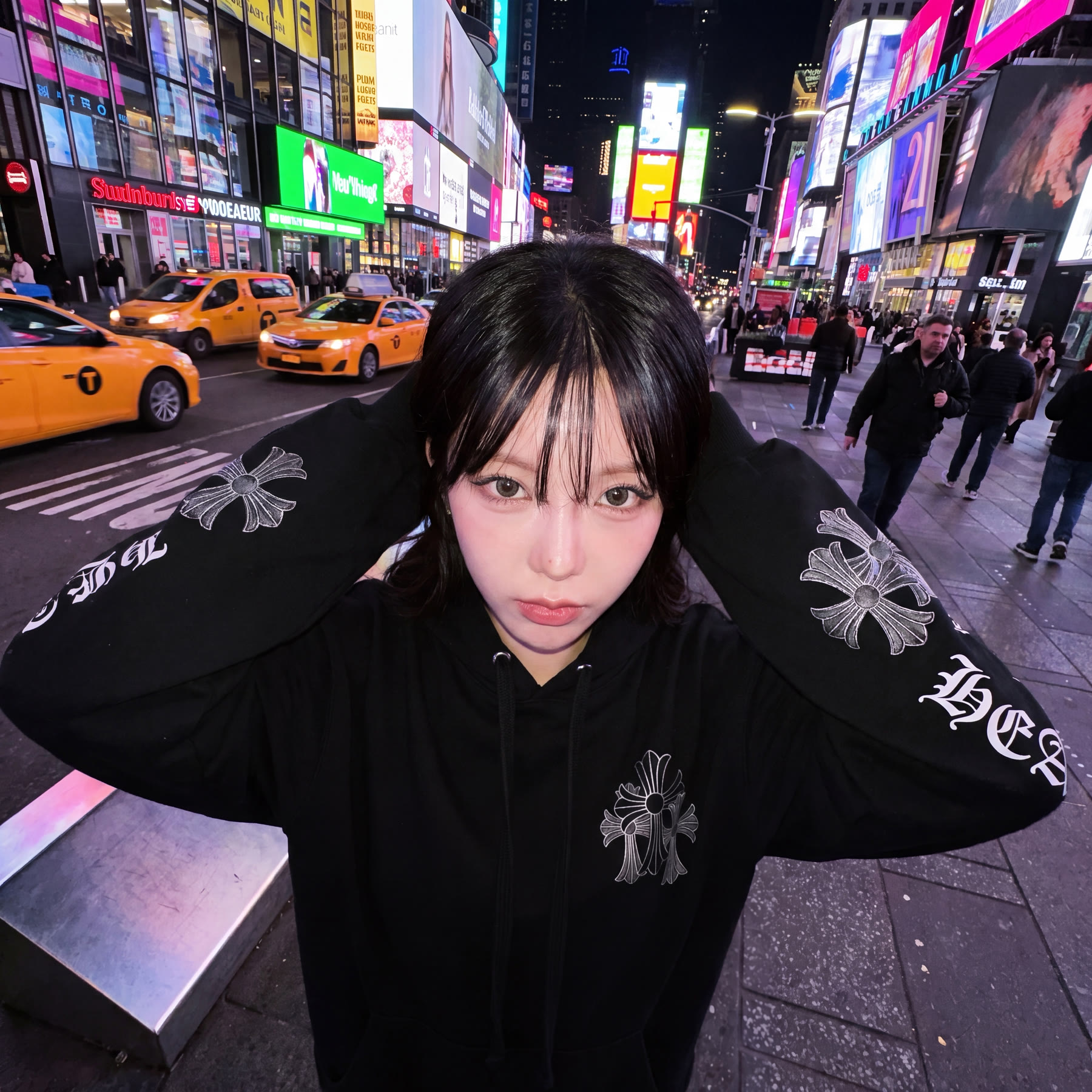 타임스스퀘어 야경을 배경으로 한 후디 인물 AI 이미지